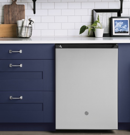 E_GE_Refrigerators_Compact_SS_GCE06GSHSB_Life_Style